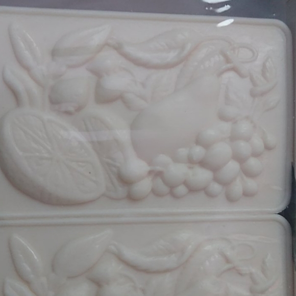Avocado Soaps, Boxed Set of 3 bars - Picture 6 of 6